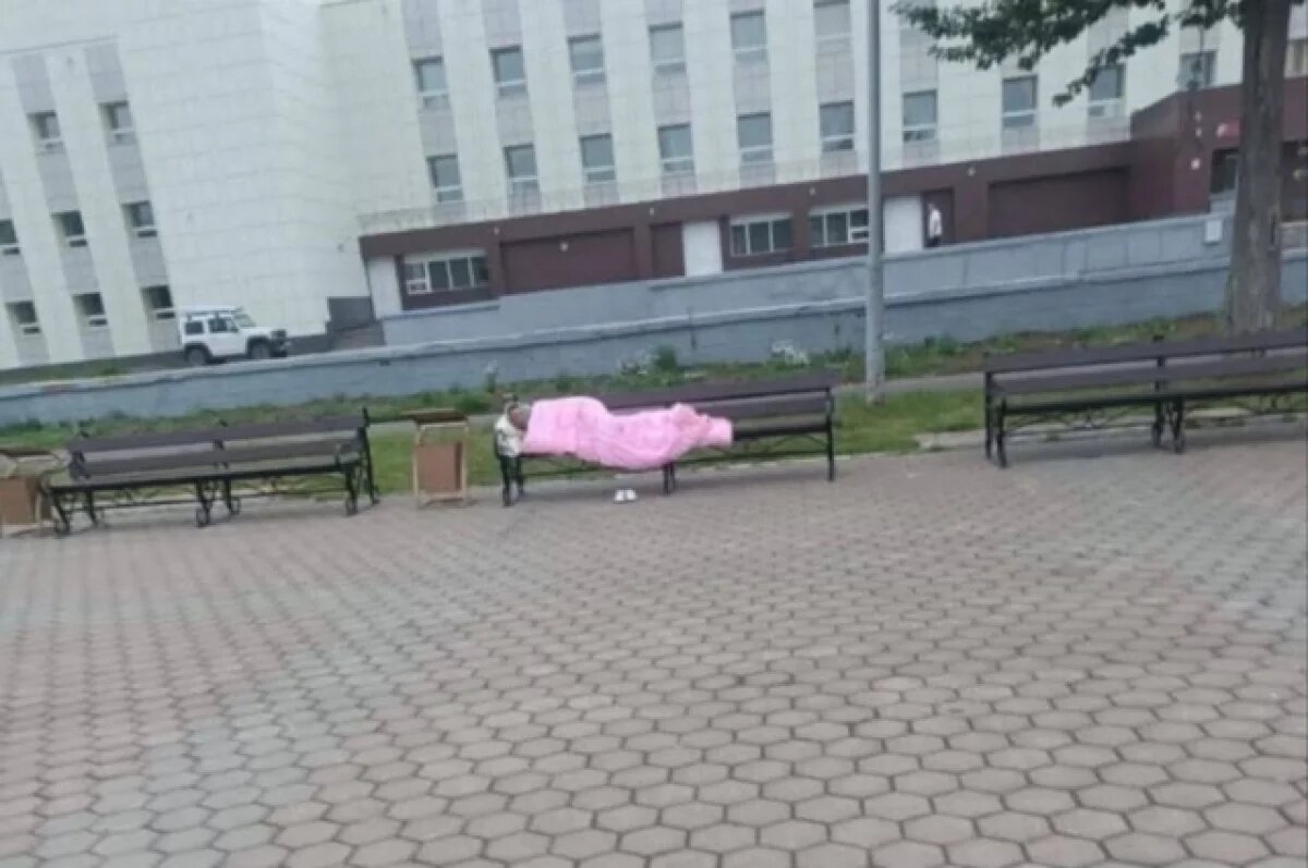    Люди встречали утро вне дома.