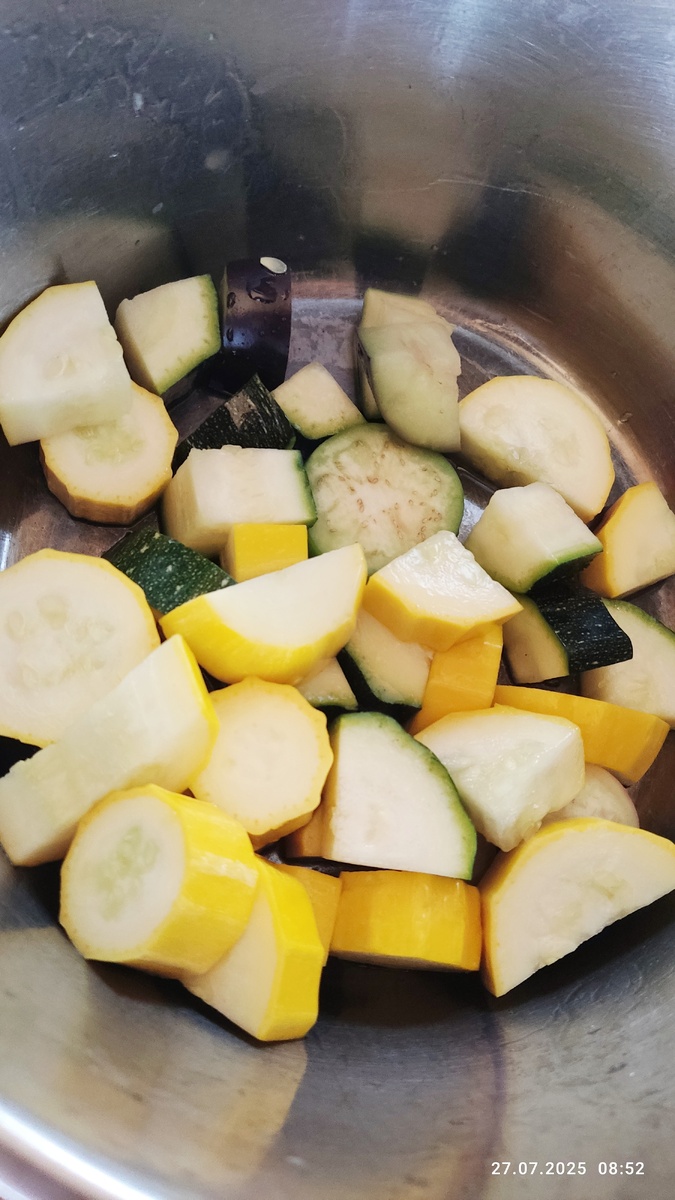 В эту заготовку очень подходят разноцветные овощи