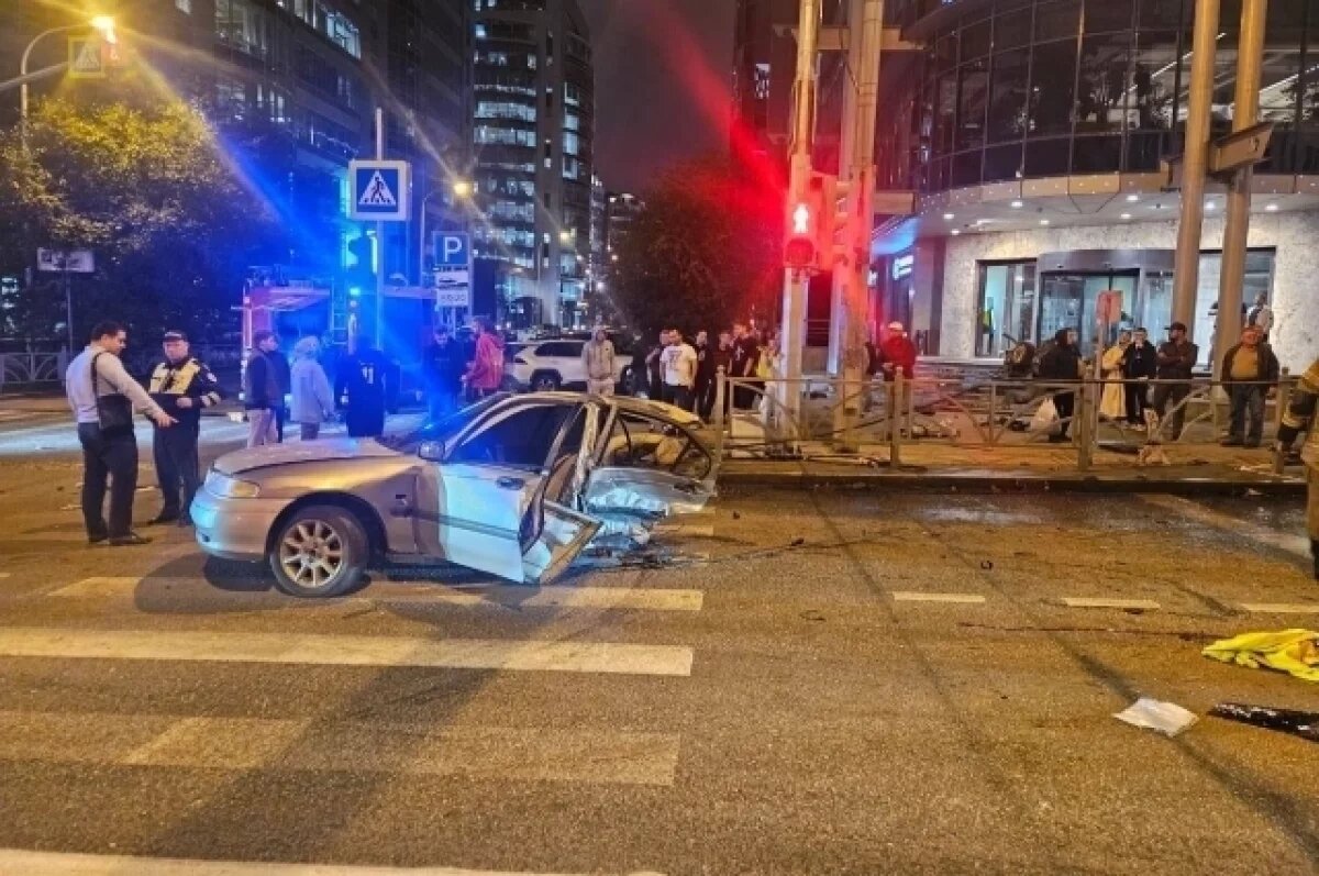    Иномарку разорвало на части после ДТП в центре Екатеринбурга