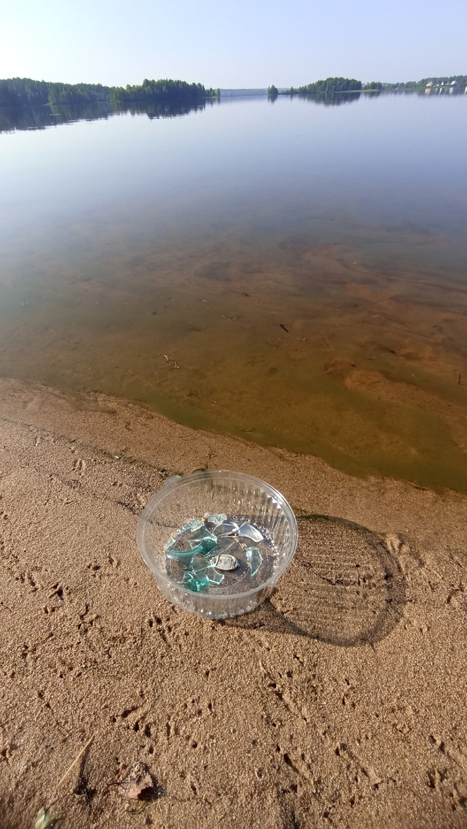    Битое стекло собрали на безопасном пляже в Карелиигруппа ВКонтакте "Пряжа - самый тёплый поселок"/Алексей Арефьев