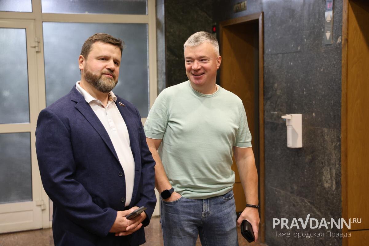    Депутаты Госдумы от Нижегородской области не прекращают общение даже в стенах парламента (слева направо: Юрий Станкевич, Артем Кавинов)