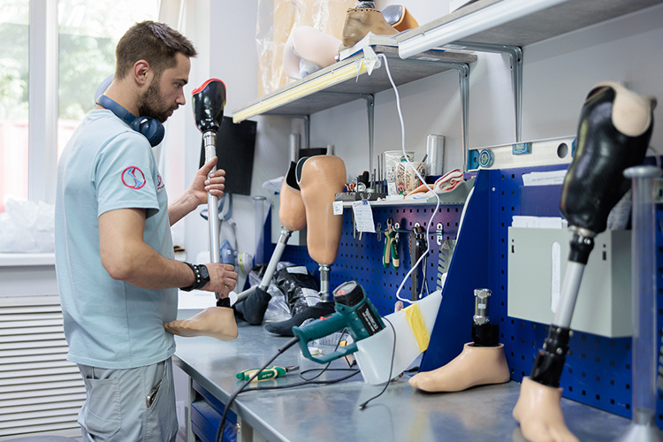    «В штате 11 человек, из них 4 протезиста, иногда 4,5, когда я веду прием, врач, остальные — административный персонал»