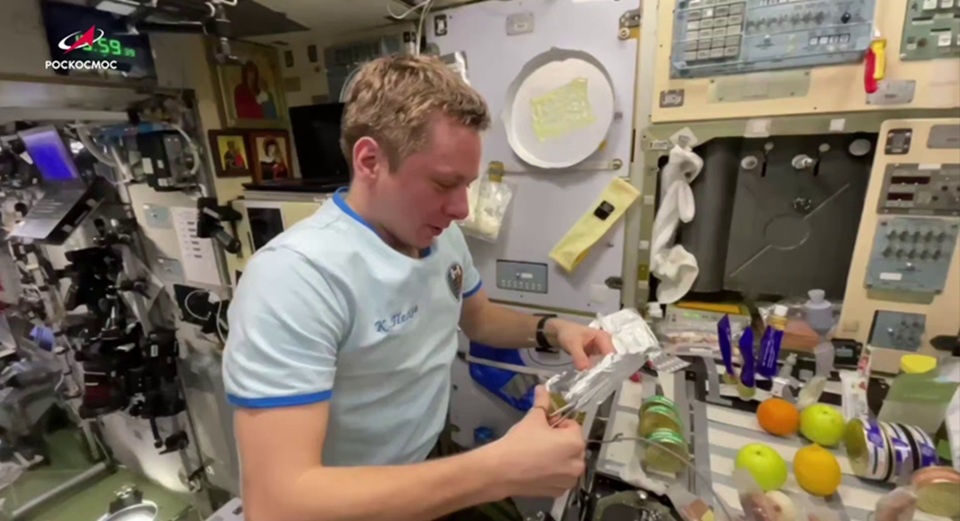     Космонавты на МКС не только едят уже готовое, но и пытаются иногда готовить простые пироги и пиццы, насколько это возможно в невесомости