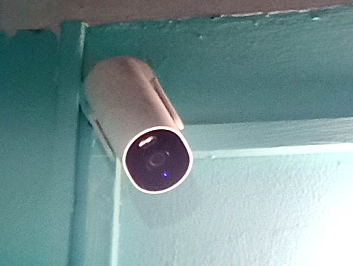 пример того, как НЕ НАДО ставить камеры в подъезде