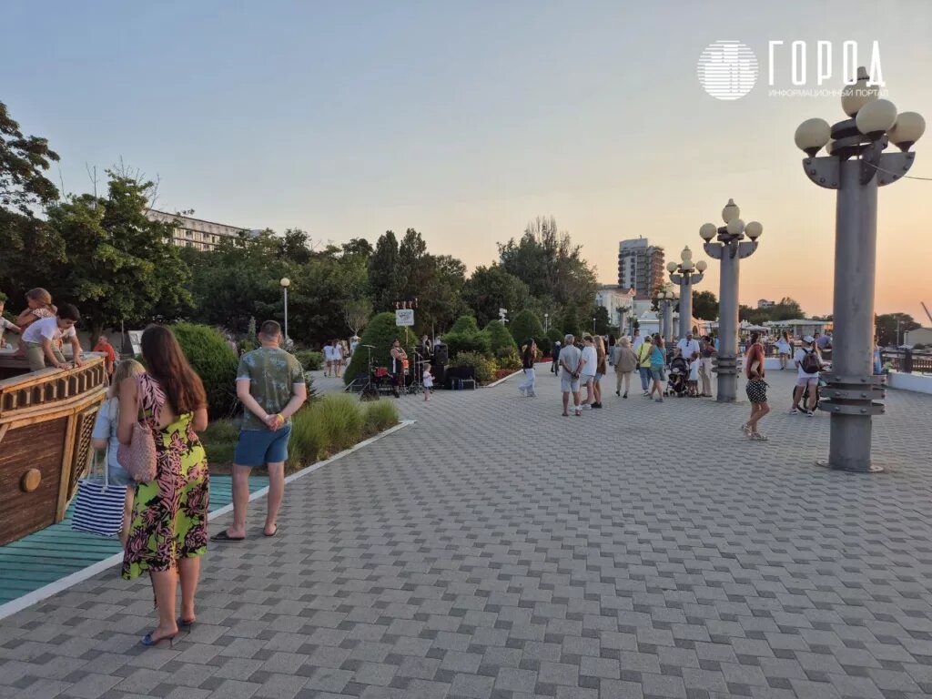 Вечером в центре на набережной