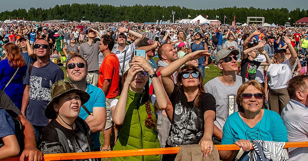 В этом году зрители смогут увидеть по два выступления любимых пилотажных групп.