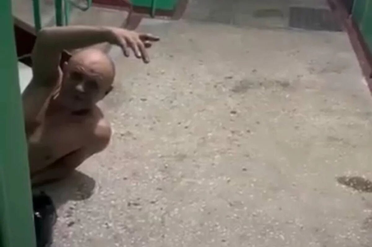    Примерно в полночь мужчина начал взламывать дверь в чужой квартире, сломал ручку, повредил проводку, напугав жильцов