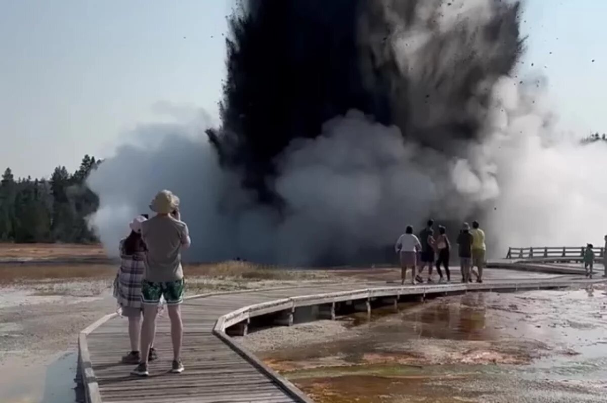    Гейзер ударил прямо в одного из посетителей природного парка в США