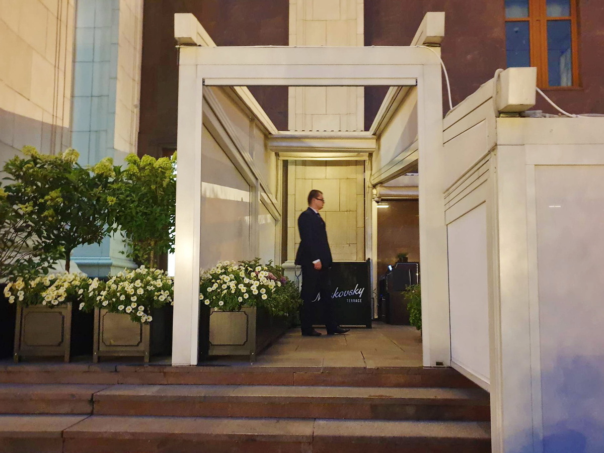 Вход на летнюю веранду бара "Московский"