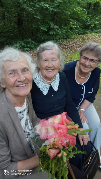 Фото сделано в день 80-летия мамы. Мама с цветами, в центре Валентина Сергеевна, справа - Нина Николаевна. Фото автора