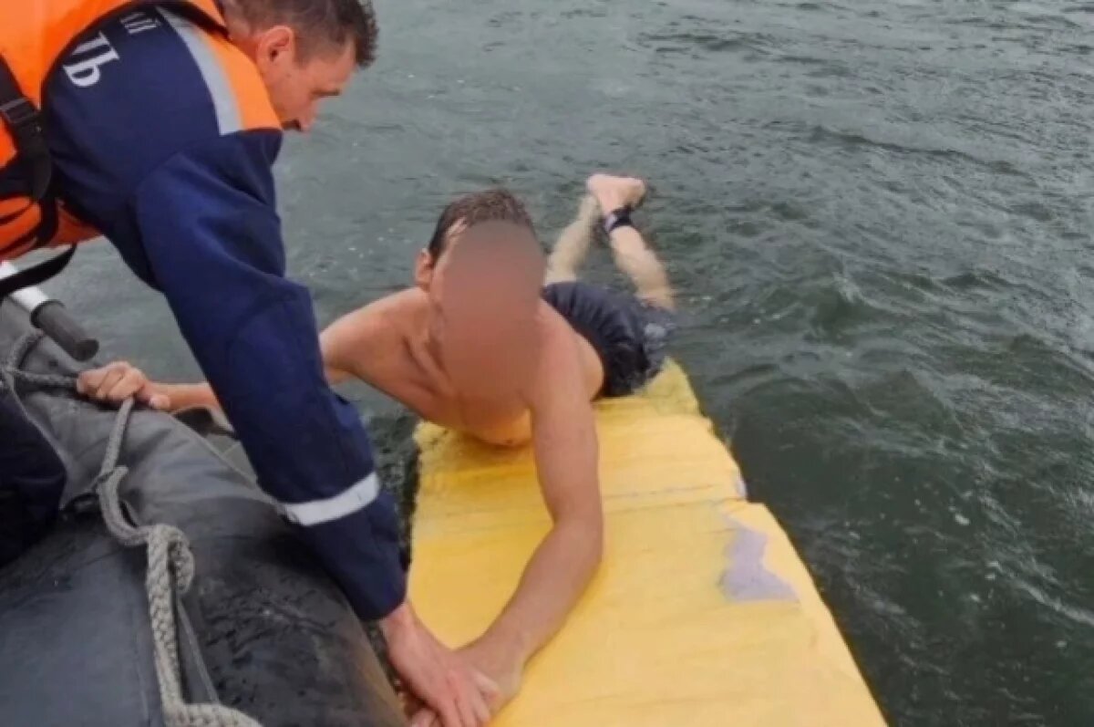    Спасатели Приморья сняли мужчину с самодельного плота в Амурском заливе