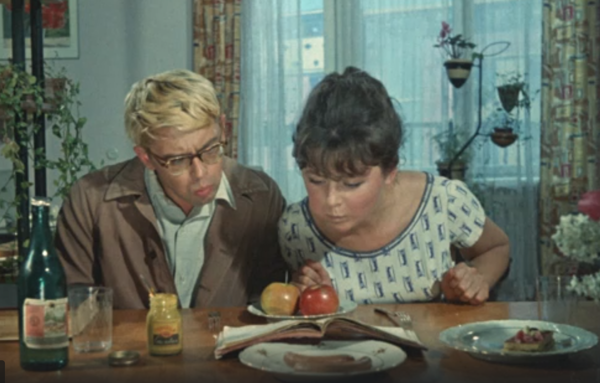 Шурик и Лида готовятся к экзамену. Кадр из комедии Леонида Гайдая  "Операция «Ы» и другие приключения Шурика"
