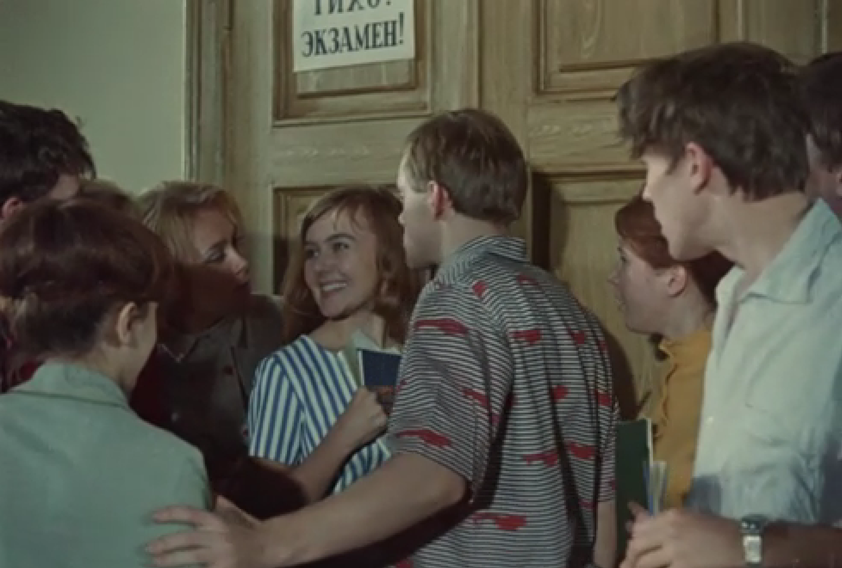 - Ну что, сдала? - Четыре! Кадр из комедии "Операция «Ы» и другие приключения Шурика"