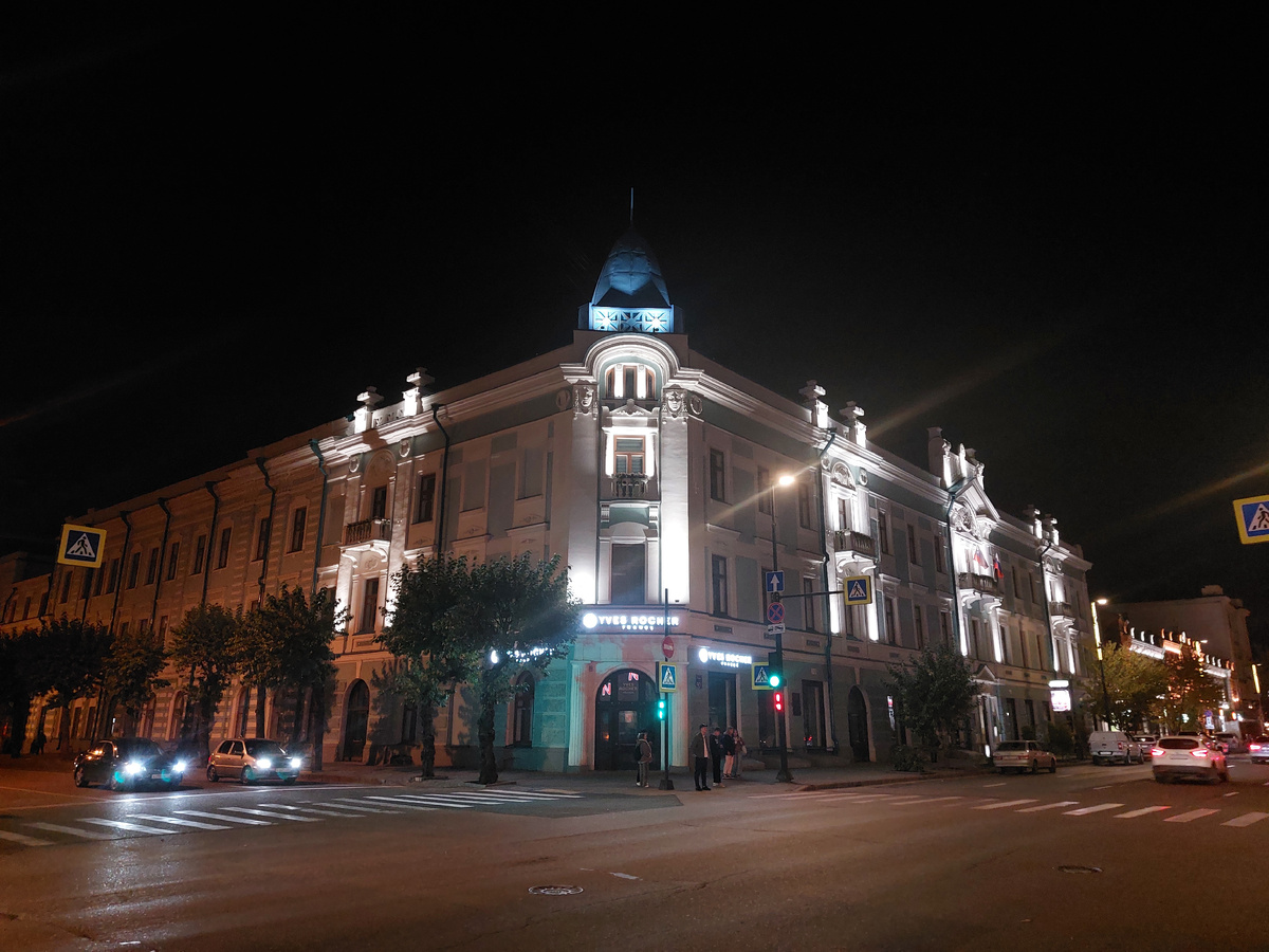 Такой дом с угловой башенкой вполне мог бы украсить Петроградку