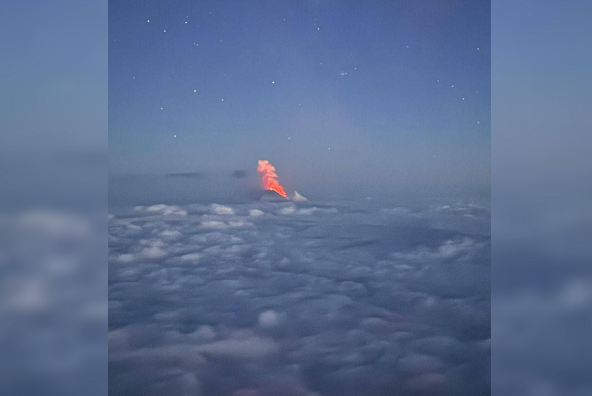 После землетрясения на Камчатке был сход раскалённой лавы извергающегося вулкана Ключевской. Фото: Telegram-канал Камчатского филиала ФИЦ ЕГС РАН.
