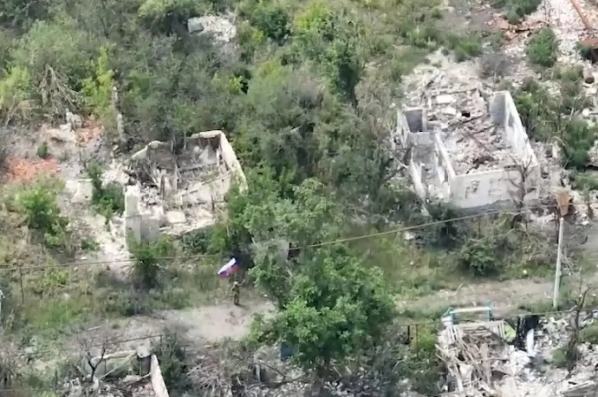    Появилось видео с российскими флагами в освобожденном Часовом Яре