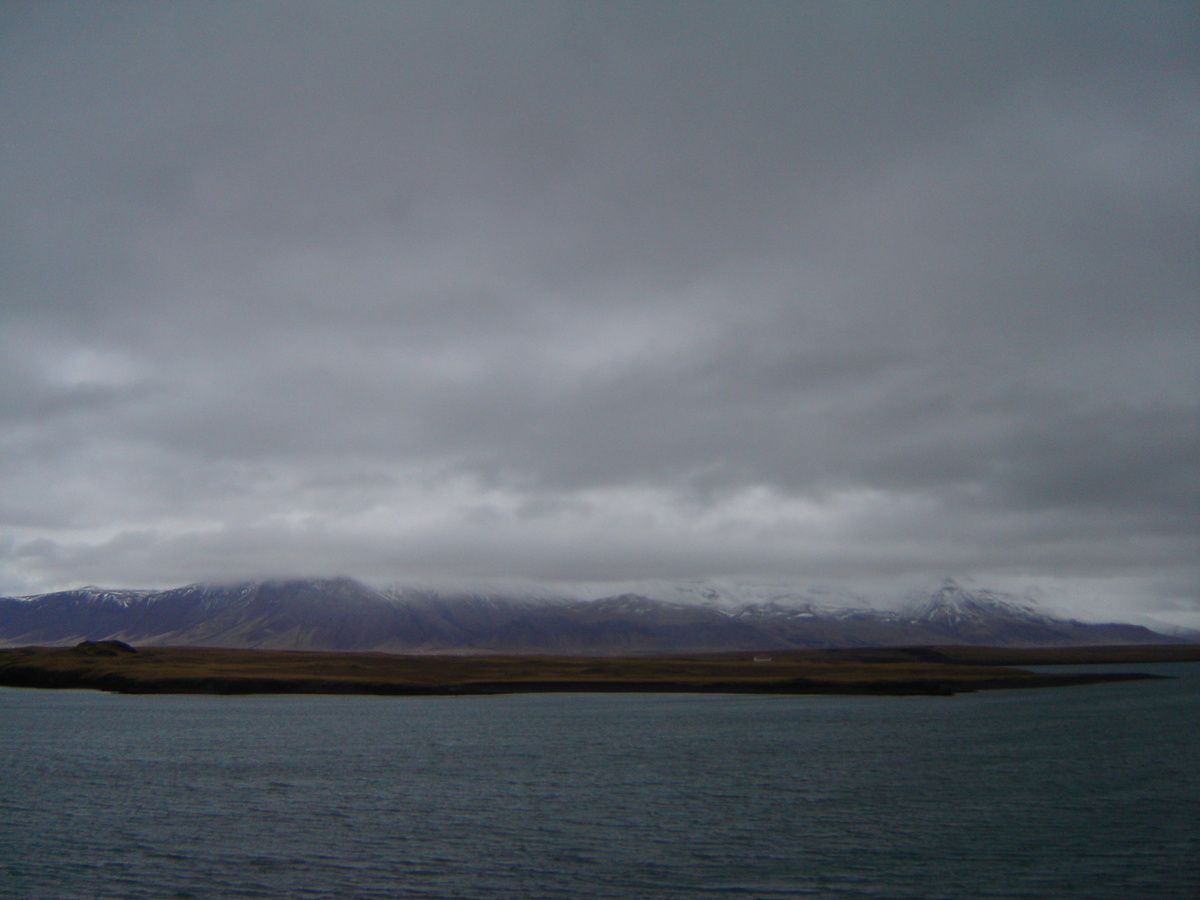 Низкие облака, заснеженные вершины гор.