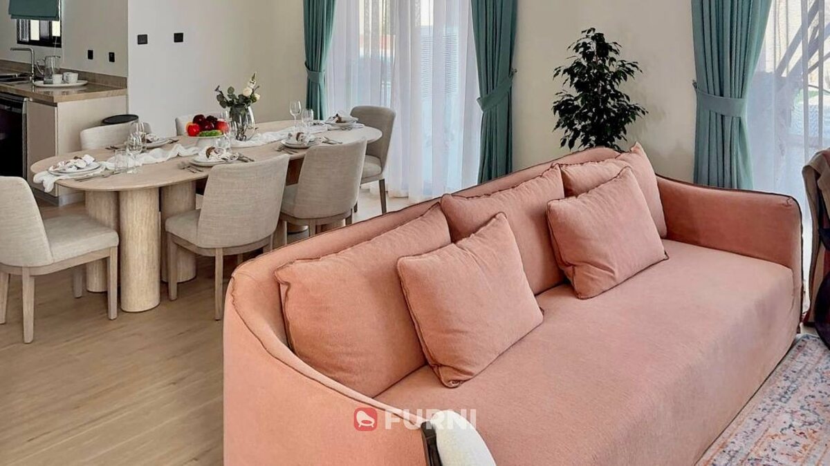 Интерьер гостиной в спокойных тонах; проект Furni в Абу-Даби