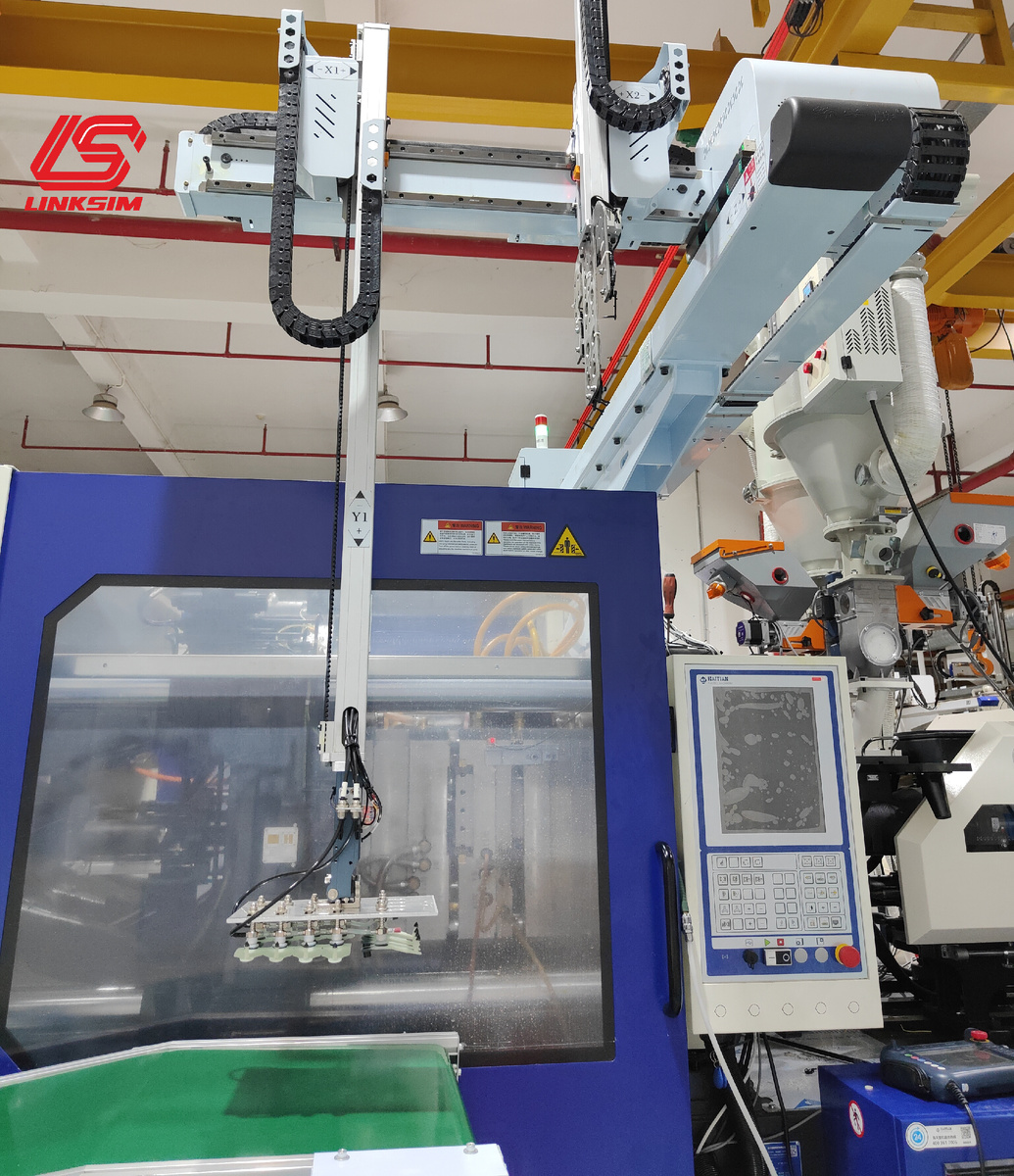 Робот-манипулятор производственной линии клиента Линксим Текнолоджи