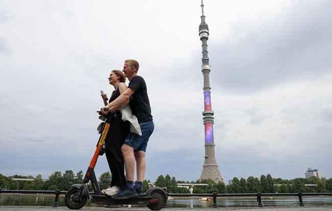 Вопреки всем запретам и в России, и в Беларуси самокатчики все еще грешат попарными покатушками tgstat.ru