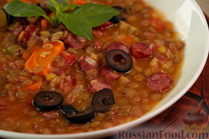 чечевица зеленая, колбаски охотничьи, морковь, лук репчатый, чеснок, помидоры, лавровый лист, масло оливковое, маслины, оливки, сок лимона, соль, перец чёрный молотый