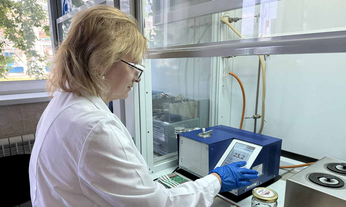 Новый прибор в ЦЗЛ усовершенствовал процесс контроля качества масел / Фото Евгения Тюргашкина