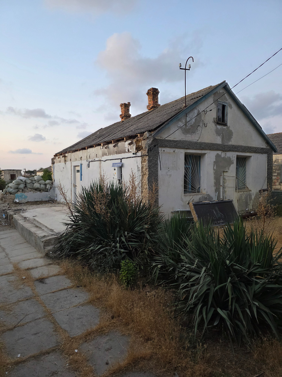 Тут встанет большая крытая веранда.