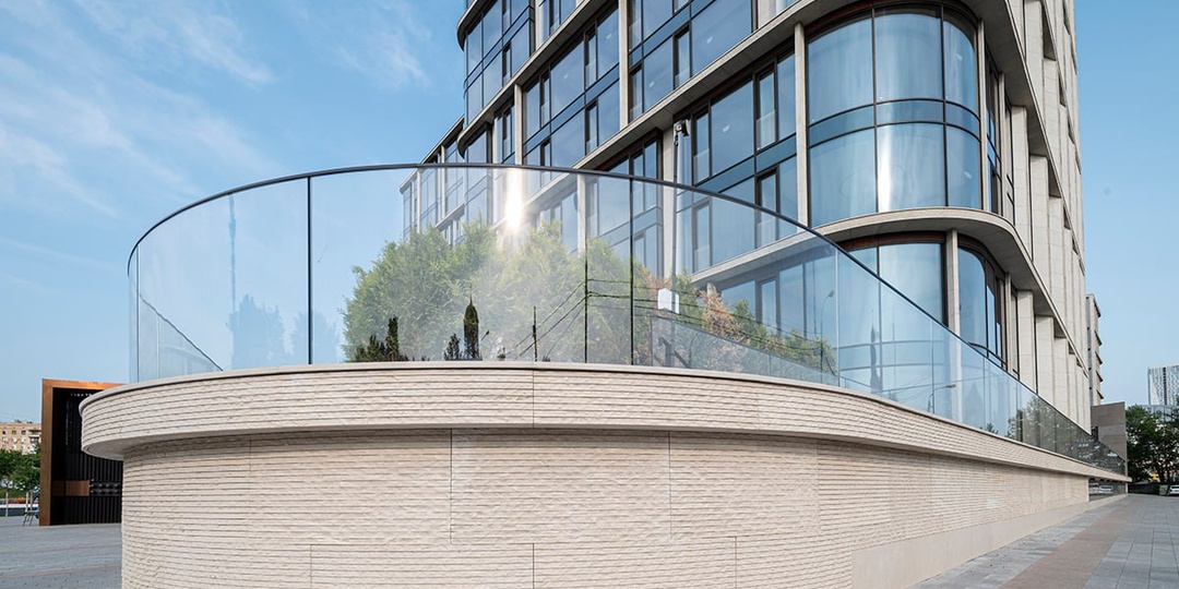 Приехав на съёмку в Victory Park Residences 🦋, я ощутила комфорт и спокойствие, которые "транслировали" мне элегантные фасады комплекса