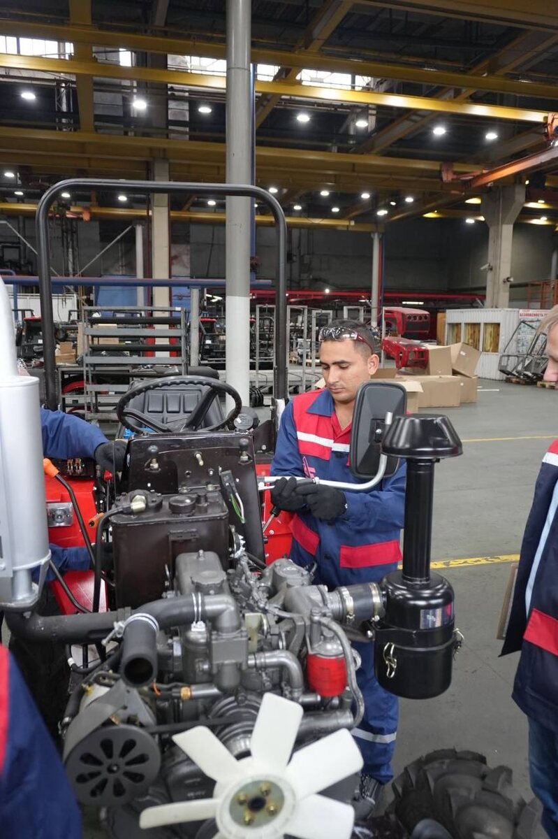   Кубинский специлист на Бобруйском заводе тракторных деталей и агрегатов