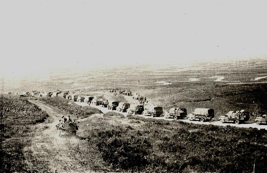Колонна машин с пехотой и техникой. Маньчжурия, август 1945г. (ГКБУ «Государственный архив Пермского края»)