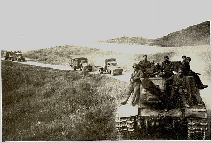 САУ ИСУ-152 впереди колонны грузовиков. Маньчжурия, август 1945г. (ГКБУ «Государственный архив Пермского края»)
