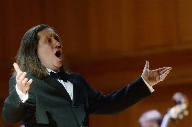    Что ведущий баритон театра «Новая опера» может перечитывать бесконечно?