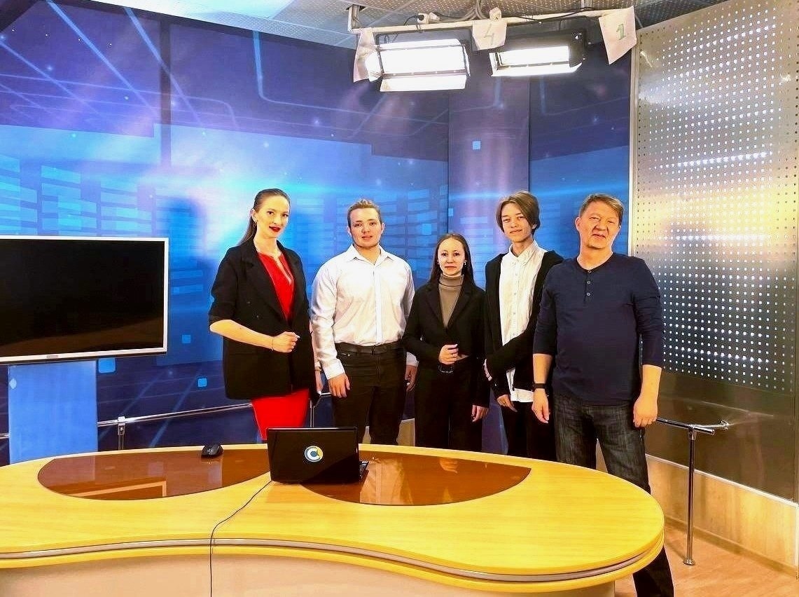 В студии телекомпании «САЛАВАТ». Именно здесь идёт запись программы «Итоги недели» и различных интервью