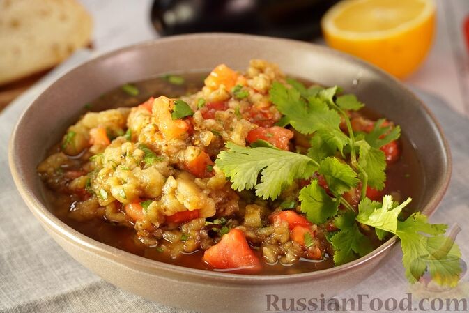 баклажаны, помидоры, кинза, сахар, соус Наршараб, масло оливковое, сок лимона, соль