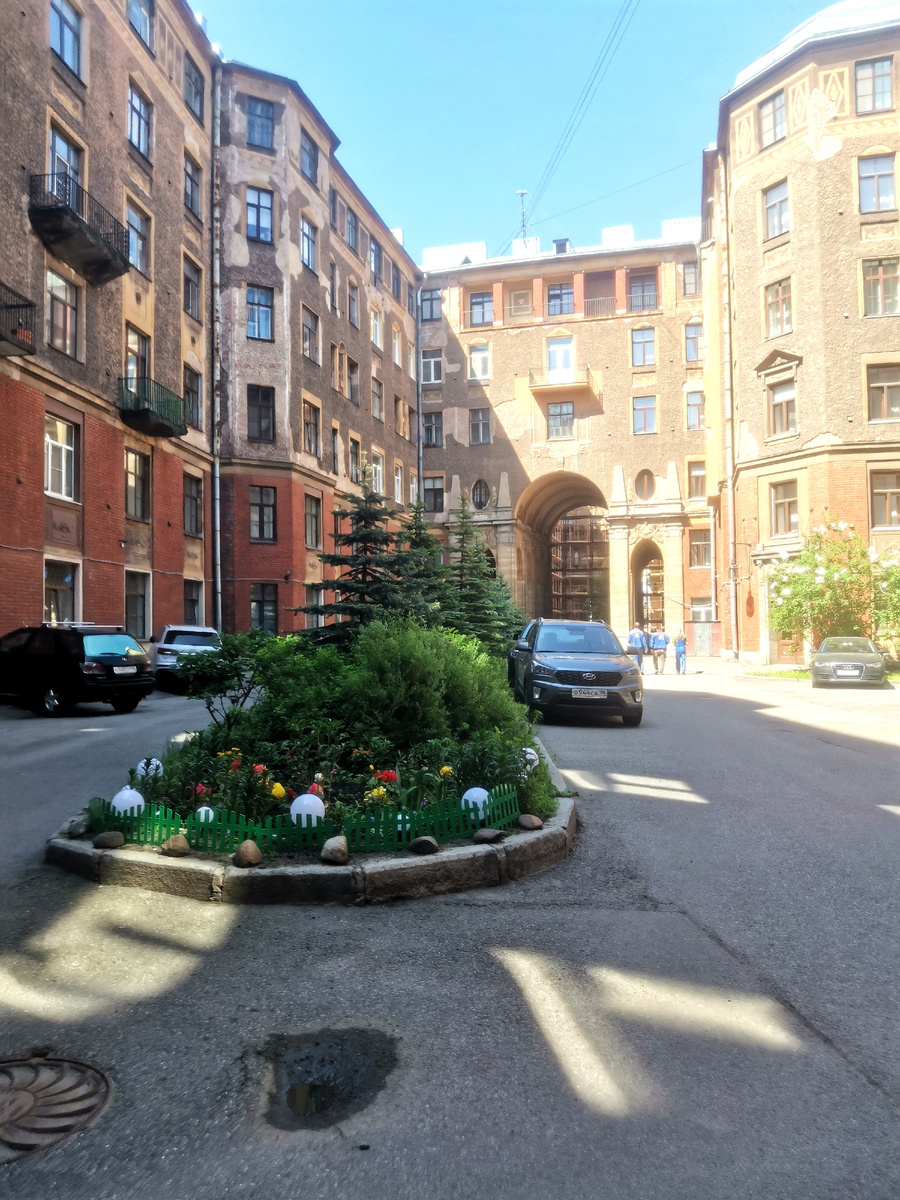 Собственно тот самый Толстовский дом и двор, где я жил 3 года. Не смог пройти мимо. 