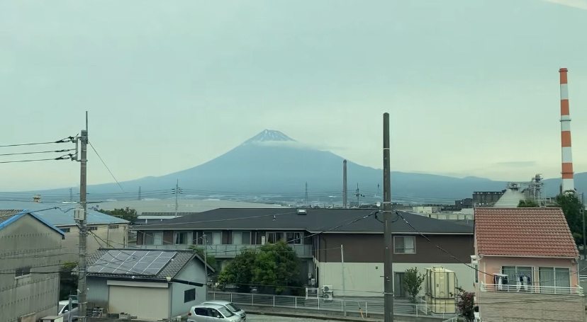 вид на гору Фудзи из поезда