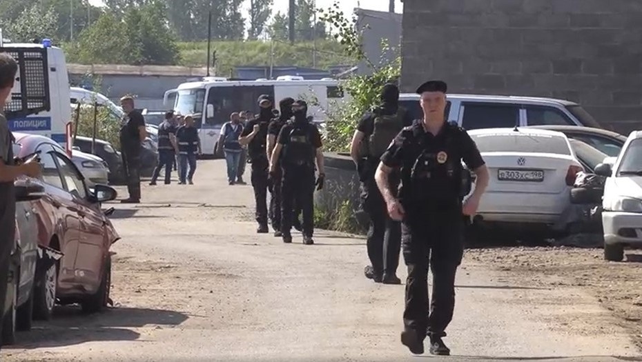    Проведение миграционного рейда в гаражных кооперативах. Автор фото: ГУ МВД по Петербургу и Ленобласти.