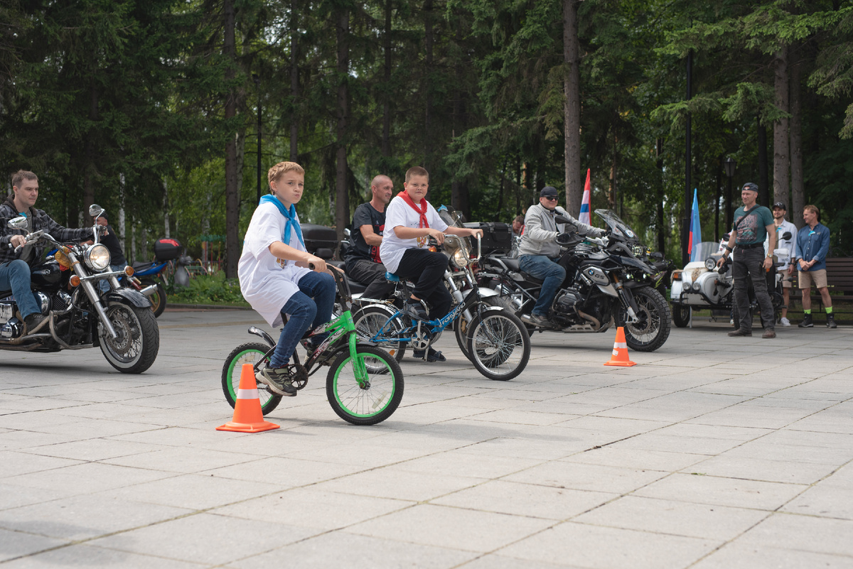 Фото автора. Дружеское соревнование. Только не на самого быстрого, а на самого устойчивого на маленькой скорости 