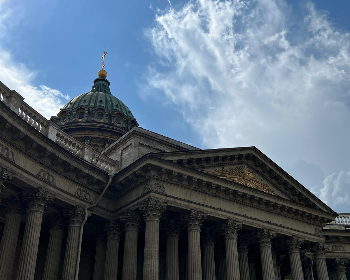 Главный фронтон Казанского собора.