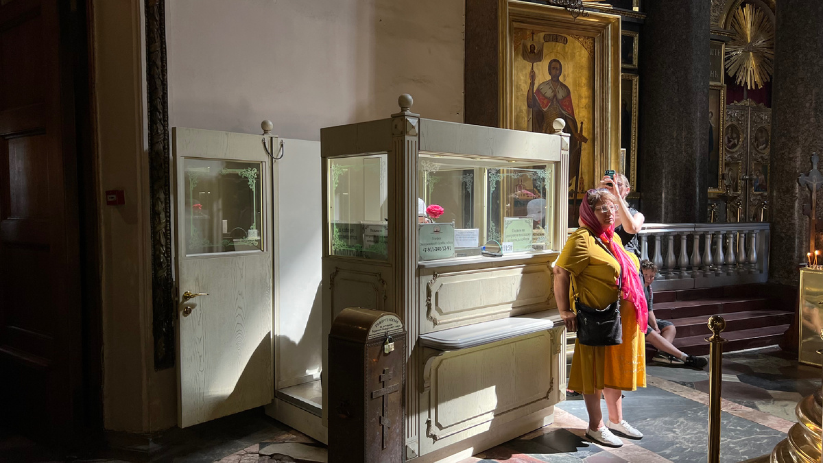 Та самая стойка, где можно приобрести билет.