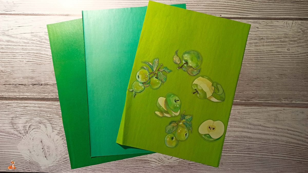 Канцелярия для оформления: цветная бумага трех оттенков зеленого (по итогу взяла только один) и стикеры на прозрачной основе-зеленое яблоко