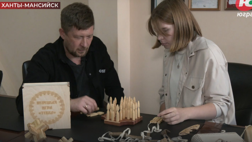    Югорчанин создаёт из натуральных материалов головоломки народов Севера