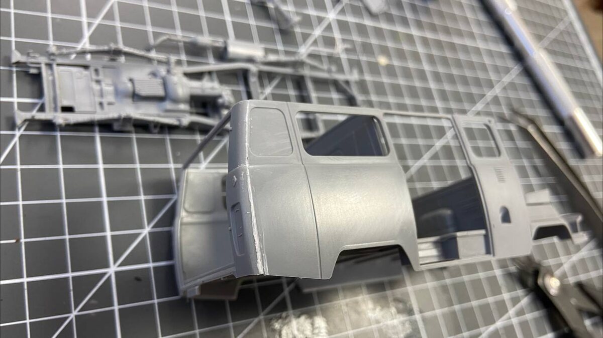 Тот самый "неправильный" стык, вторая ревизия. Надеюсь, что после высыхания всё придёт в норму. Фото в процессе сборки стендовой модели УАЗ-3909 "Буханка". Фото из личного архива автора © 2025 год