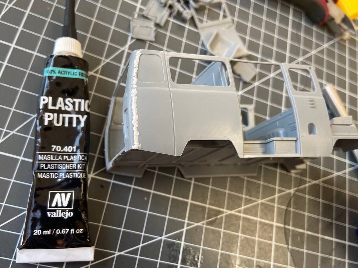 Тот самый "неправильный" стык, вторая ревизия. Надеюсь, что после высыхания всё придёт в норму. Фото в процессе сборки стендовой модели УАЗ-3909 "Буханка". Фото из личного архива автора © 2025 год