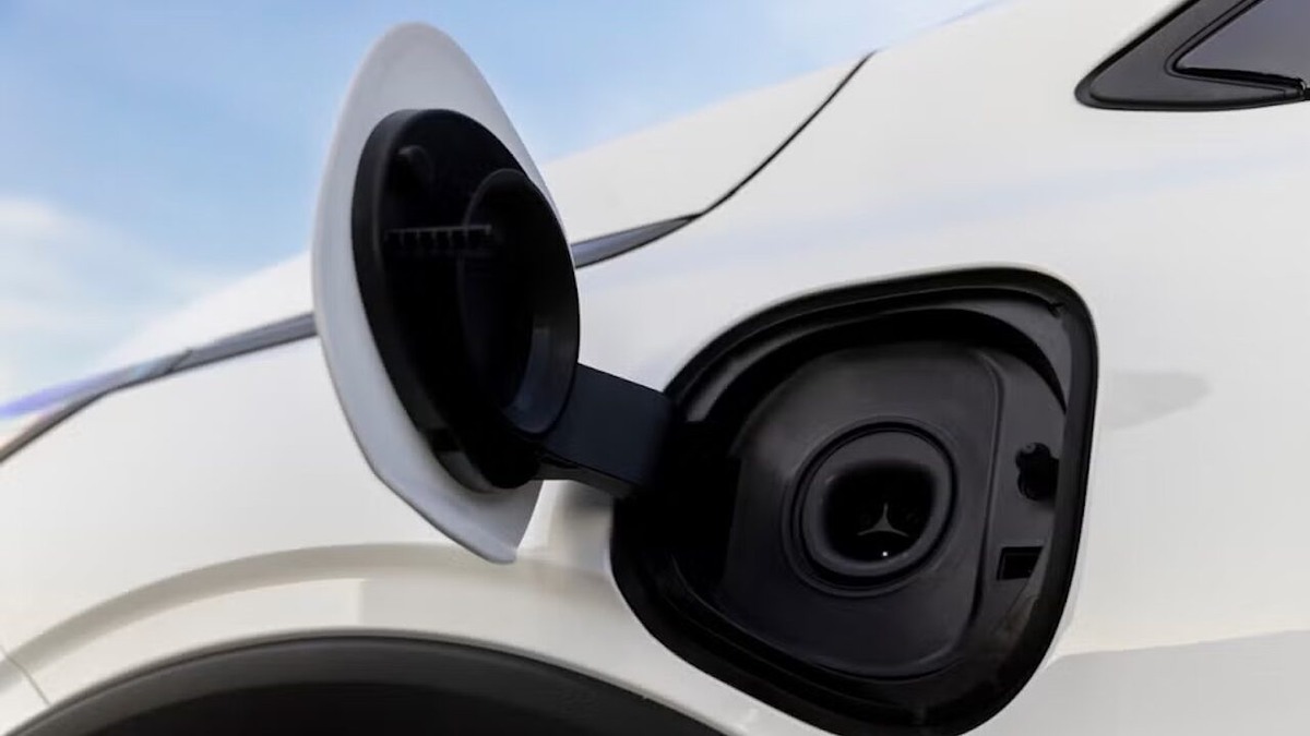    Тизер нового Chevrolet Bolt. Фото Chevrolet