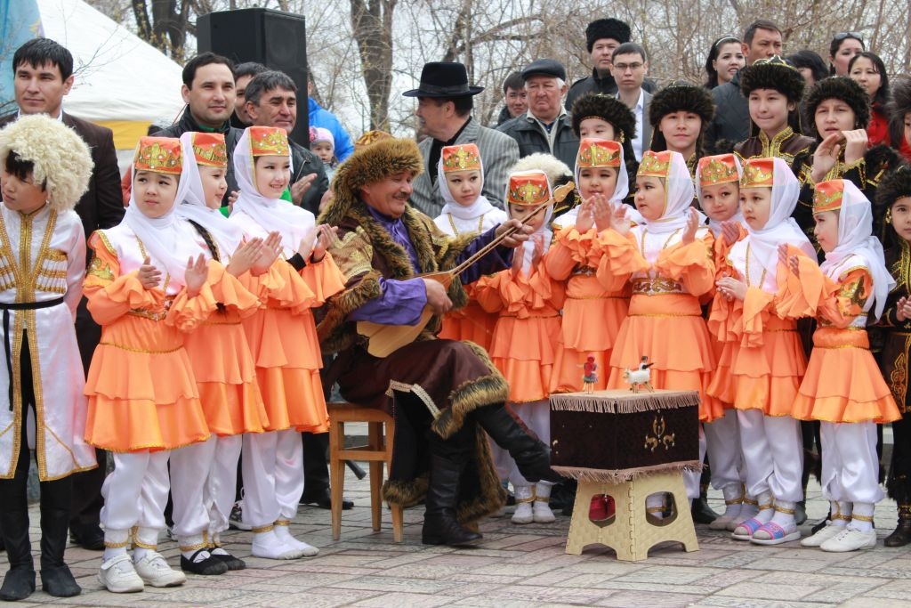 Ногайский акын Алибий Романов на празднике Навруз в Астрахани