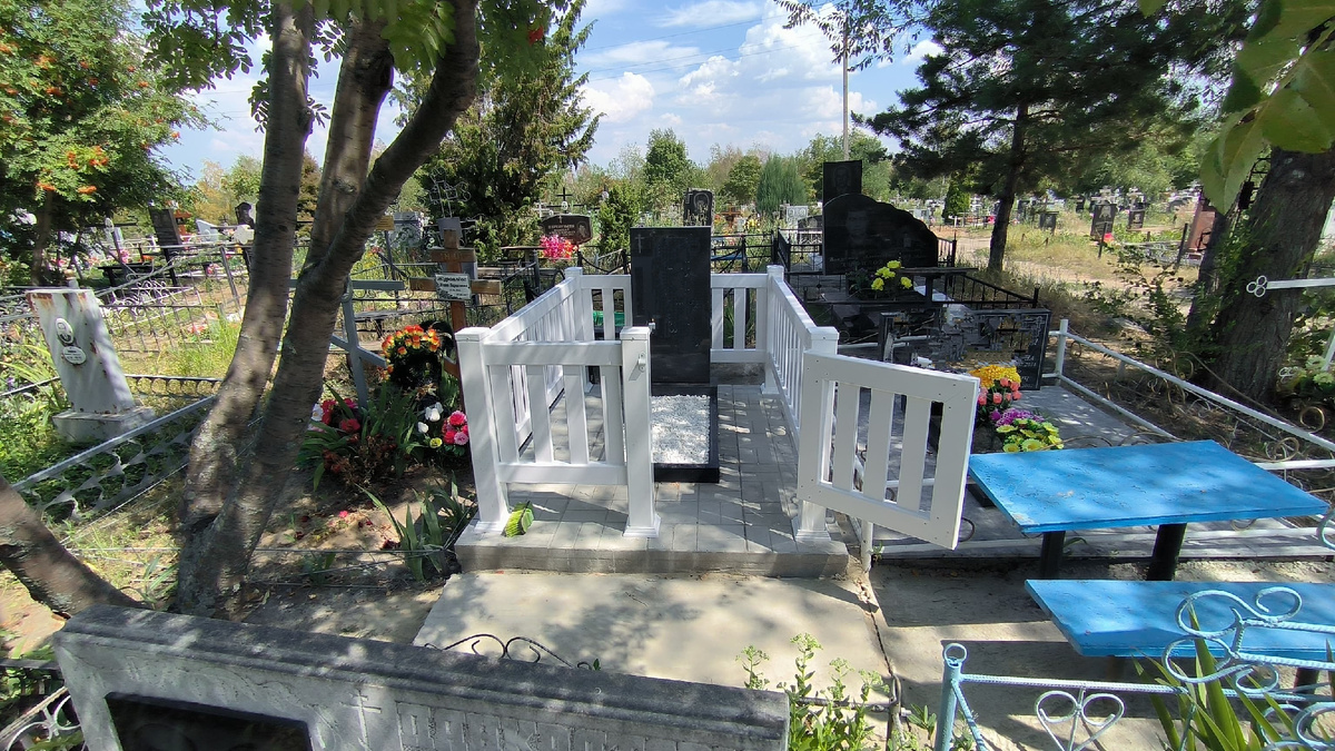 Оградка на кладбище