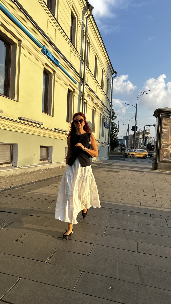 Летом я стараюсь в выходные куда-нибудь выбраться со всей семьей и устроить себе что-нибудь полезное и интересное. Очень советую концерты на крышах, пешеходные экскурсии, прогулки на корабликах, пикники в парках, велосипеды, ролики, обеды или ужины на верандах ресторанов и кафе. Лето — волшебное время, а отсутствие объемных домашних заданий позволяет отдыхать на полную. Вы просили подсказать, как организовать досуг, и я уже параллельно пишу для вас вторую статью с полезными советами, «паролями и явками», которые надеюсь помогут организовать себе классный семейный день в городе.