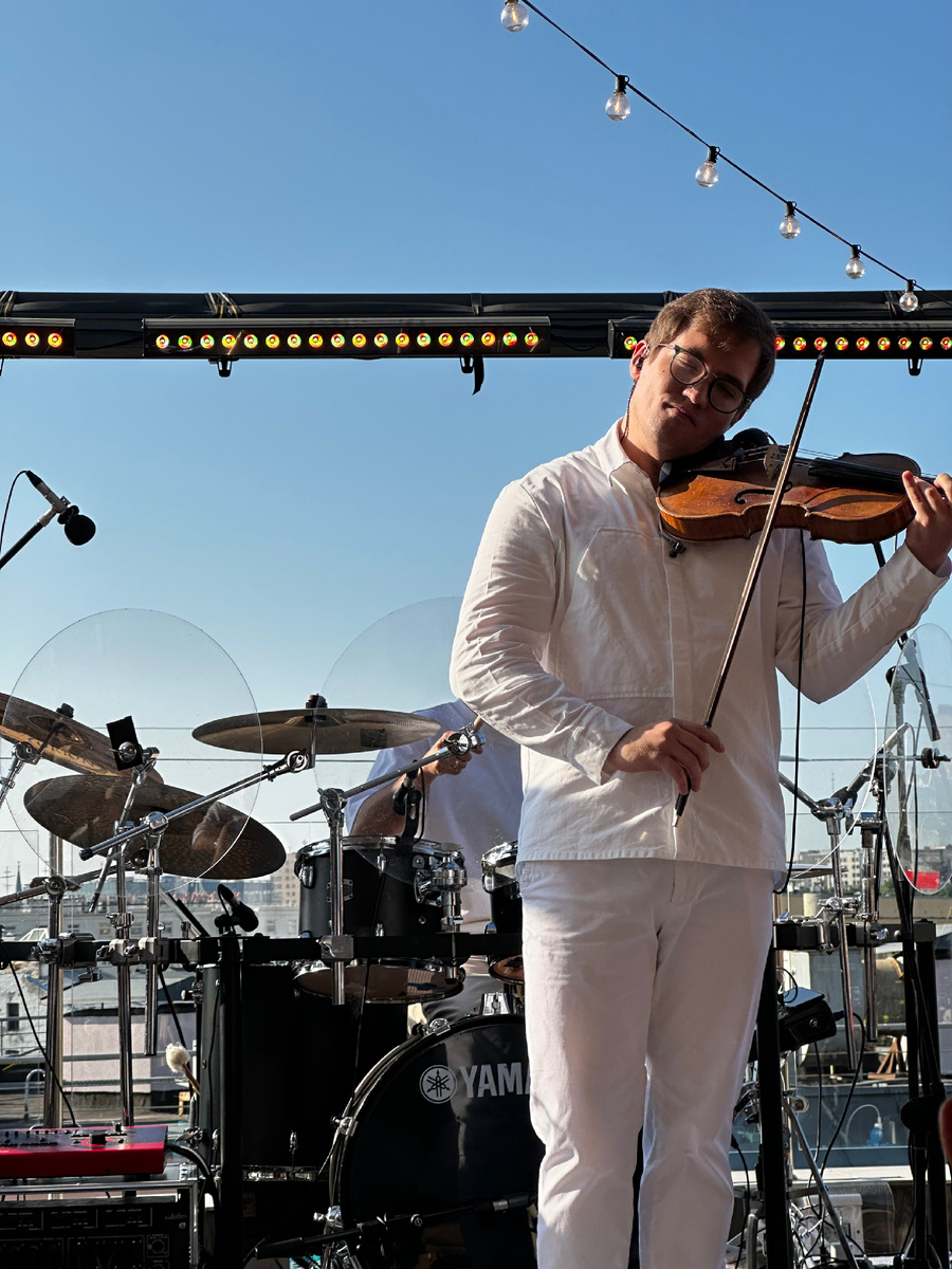 Если планируете свидание или хочется выбраться куда-нибудь с подругами, то очень советую сходить на концерт на крыше. Весело, романтично и очень атмосферно. Люблю Imperialis Orchestra 🫶🏻