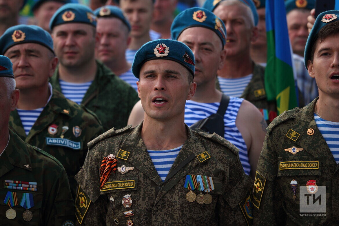 Аббревиатуру ВДВ (Воздушно-десантные войска) шутливо расшифровывают как «Войска дяди Васи» в честь генерала Василия Филипповича Маргелова — Героя Советского Союза, первого командующего Воздушно-десантными войсками. 
